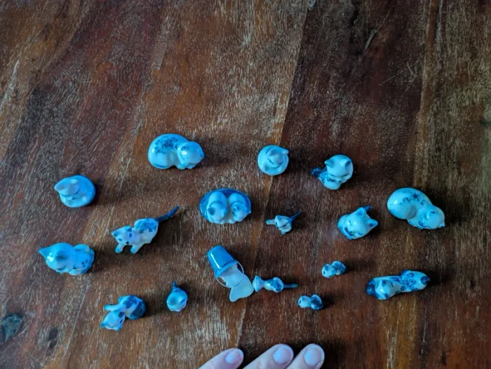 Magnifique lot de 17 chatons en porcelaine miniature blanc et bleu - photo numéro 3