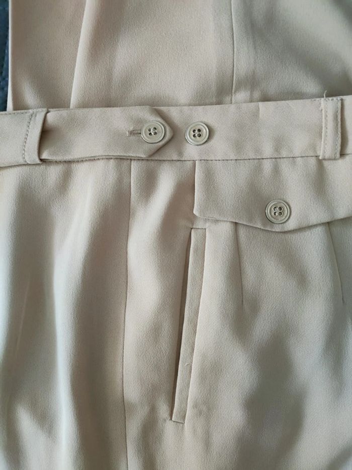 Pantalon beige coupe droite, détails poches, allure élégante et confortable - photo numéro 4