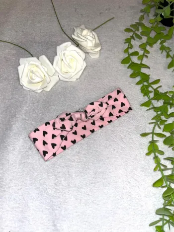 Très beau bandeau avec motif cœurs pour bébé fille