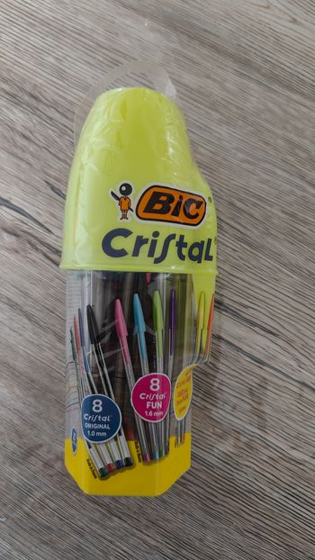 Une boîte de stylos BIC