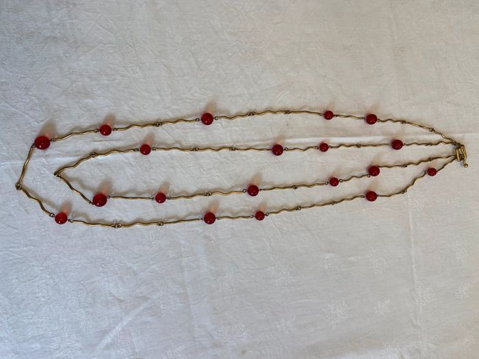 Long sautoir doré et perles résine rouge Biche de Bere - photo numéro 9