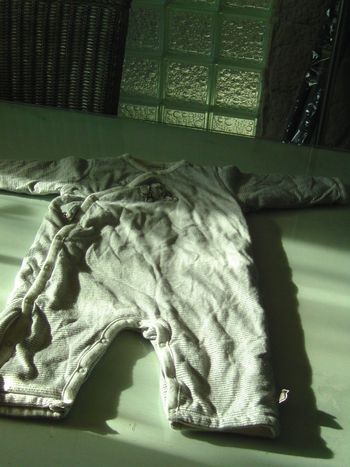 combinaisaison bébé avec pression sur l'entrejambe rayé blanc et gris