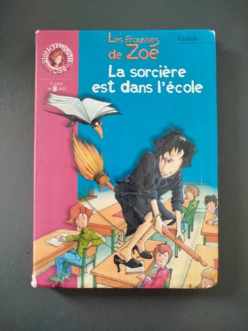 La sorcière est dans l' école.