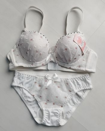 Ensemble lingerie blanche motifs fleuris