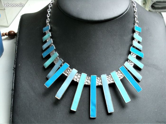 Collier  émail de différents bleus  et métal argenté sur chaîne réglable