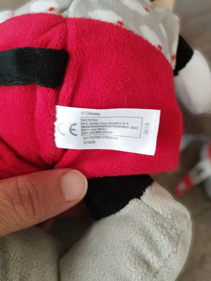 Joli Mickey avec balle et carré (miroir) dans chaque main - photo numéro 4