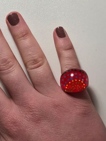 Bague plastique rouge et multicolore