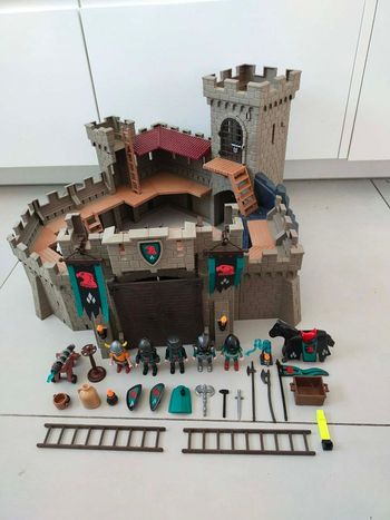 Château playmobil 4866 chevalier du faucon avec accessoires et personnages 