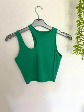 Très beau top court pour femme