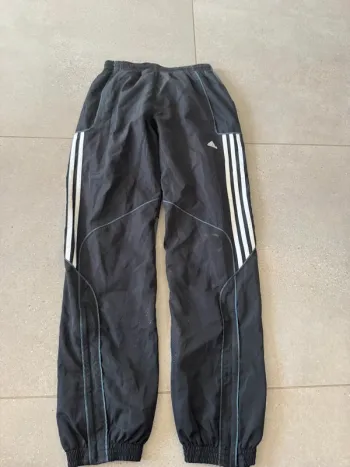 Jogging adidas, bon état mais il y a des traces, taille 14 ans