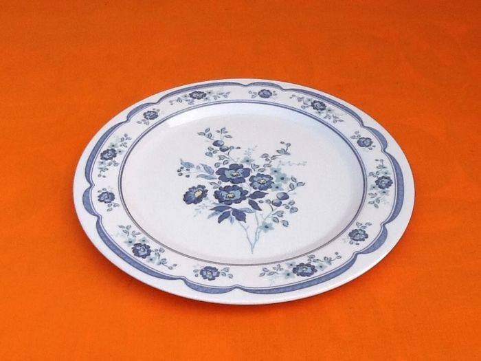6 Assiettes plates / 1 Plat de service (plastique)  Décor floral  Assiette plate (plastique) - photo numéro 4