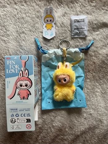 Labubu pin for love lettre P 💛 popmart