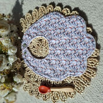 Bavoir forme fleur motifs grain de riz