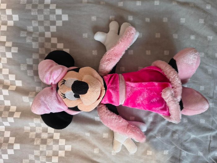 Disney peluche Minnie velours rose manteau et écharpe fourrure 30 cm env - photo numéro 4