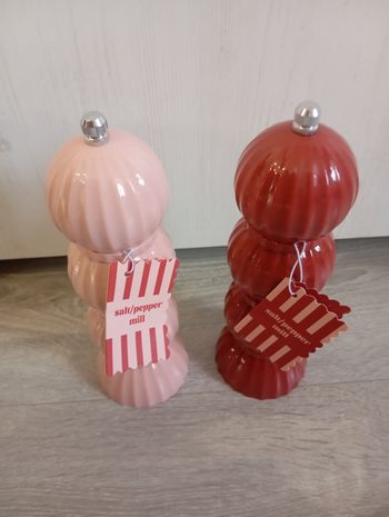 Lot de 2 moulins à poivre ou sel neuf avec étiquette 
