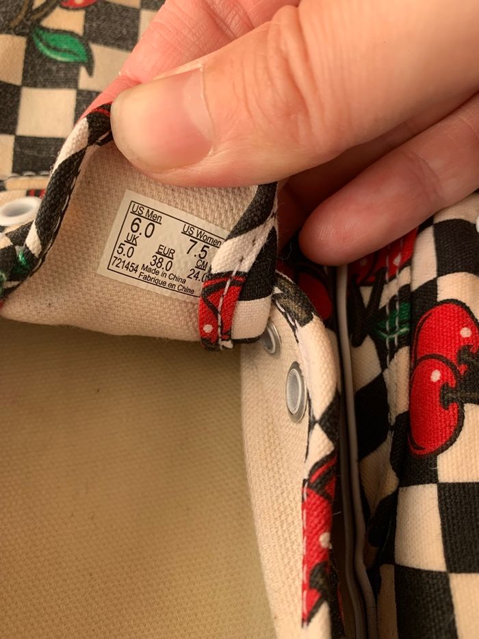 Vans à carreaux et motifs cerises - photo numéro 7