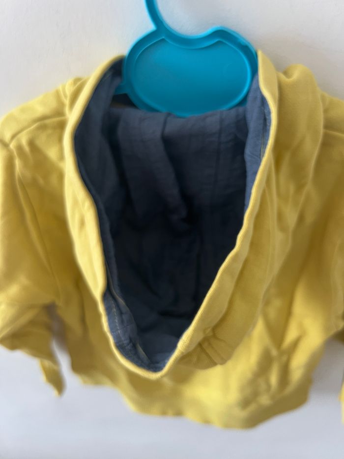 Gilet à capuche jaune - photo numéro 6
