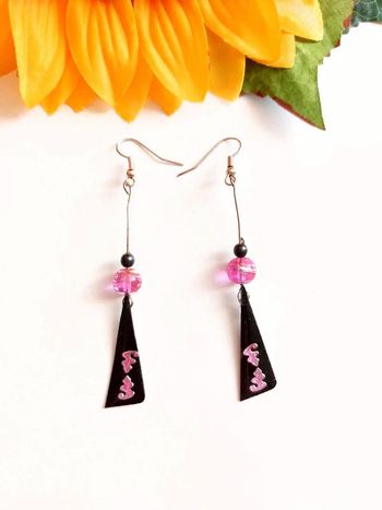 Magnifique paire de boucles d'oreilles pendantes noir et rose,