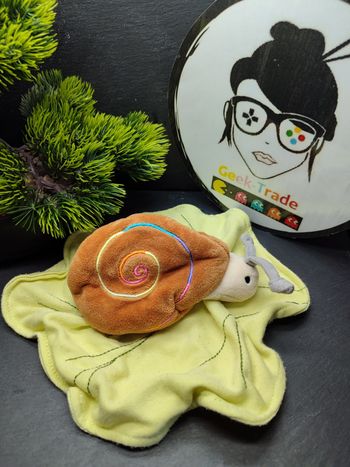 Doudou plat Escargot nature et Découvertes salade feuille marron gris rose bleu vert 