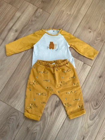 Ensemble body/teeshirt et pantalon et chaussettes taille 6mois