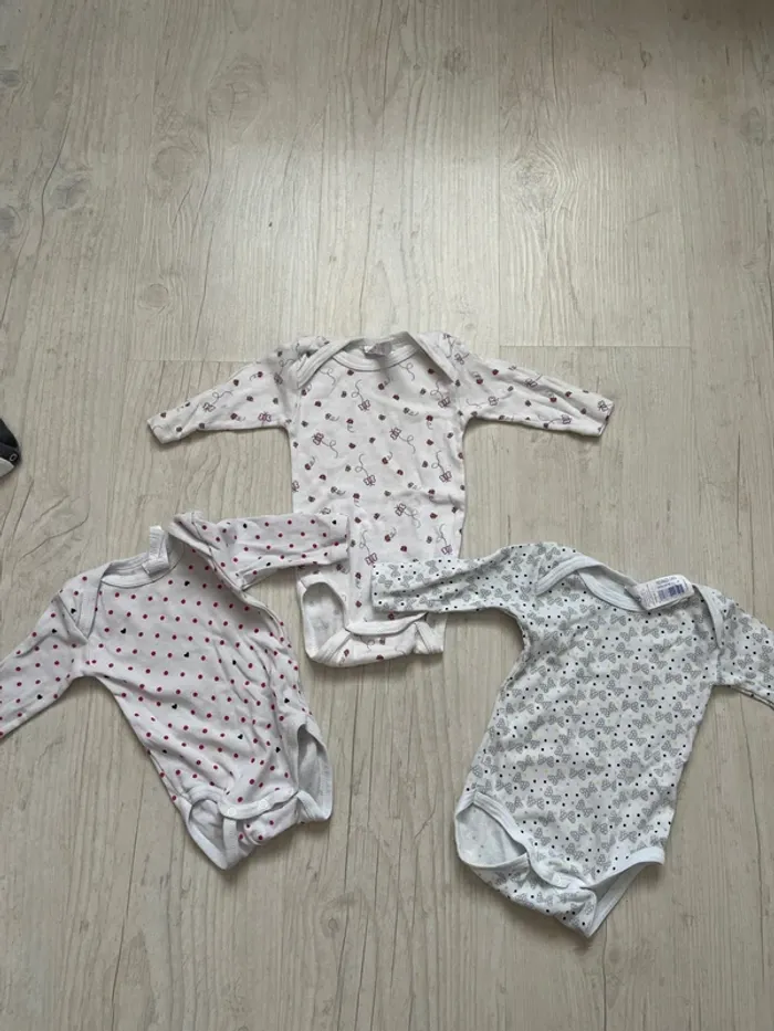 Lot 3 bodies / body absorba 3 mois