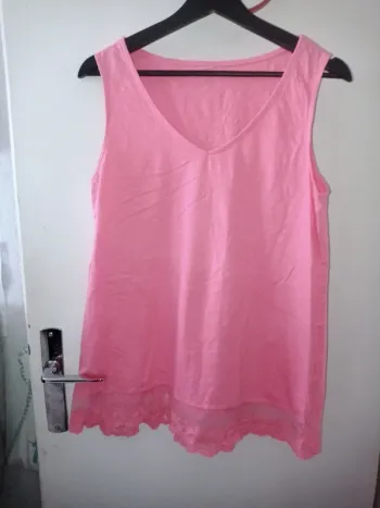 T-shirt sans manche rose avec dentelle
