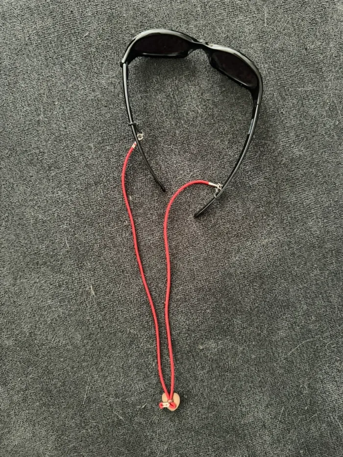 Lunettes de soleil noires pour enfant avec cordon rouge décathlon - photo numéro 5