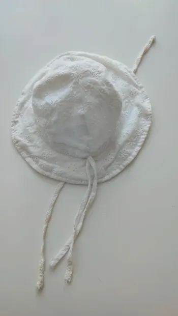 Bob / chapeau en dentelle