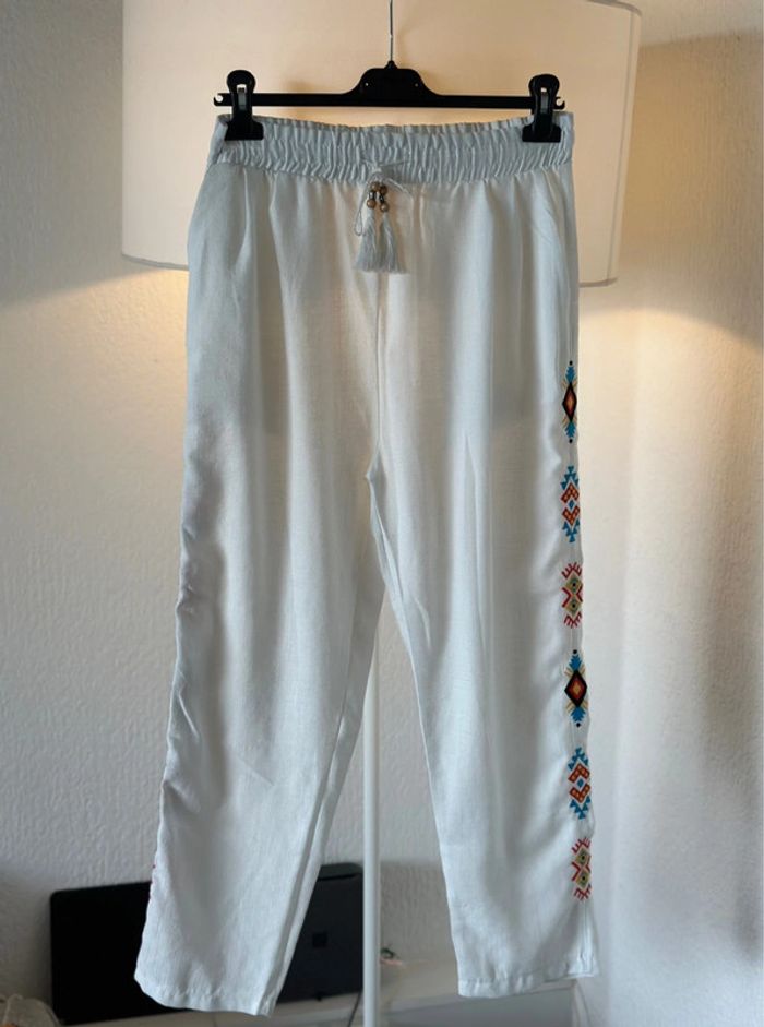 Pantalon léger en lin blanc coupe ample, détails brodés colorés taille 3 - photo numéro 6