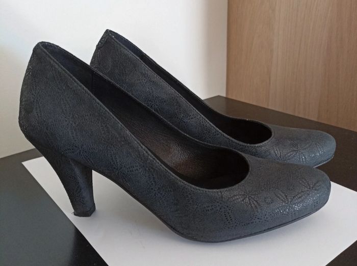 Escarpins en cuir ciselé