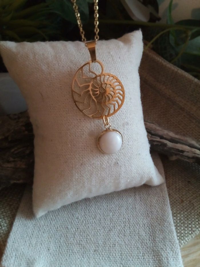 Collier pierre de lune et pendentif conque en acier