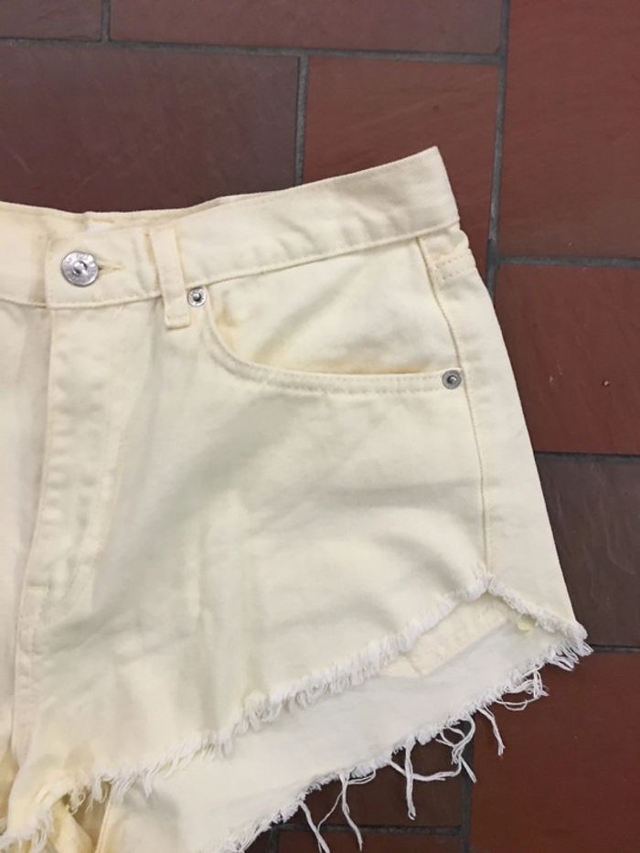 Short en jean Jaune Pull & Bear taille 38 - photo numéro 2