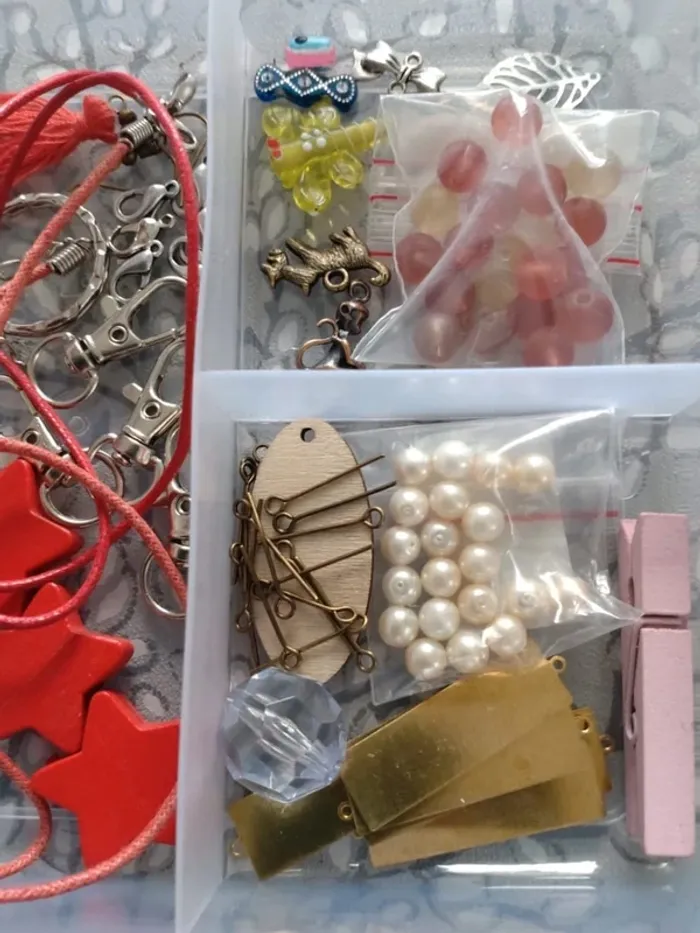 Lot numéro deux nombreux accessoires et apprêts pour fabrication de bijoux fantaisie - photo numéro 2