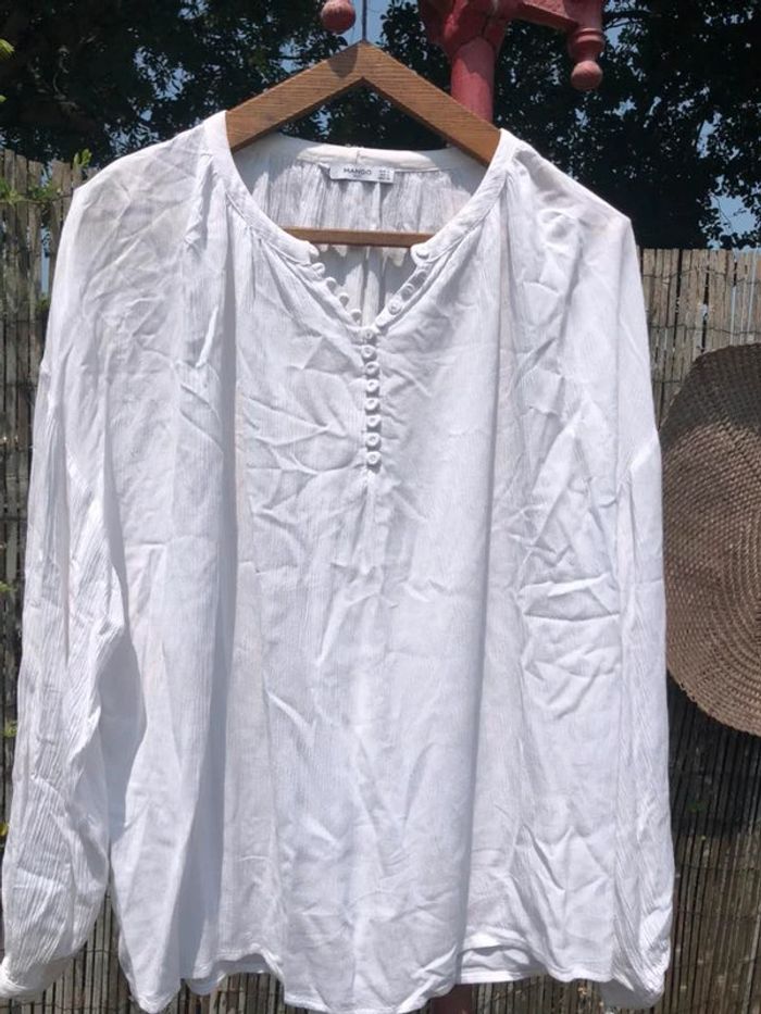 👚 Blouse tunique Mango longue, large et ample à col V et à manches longues avec détails boutons - photo numéro 2