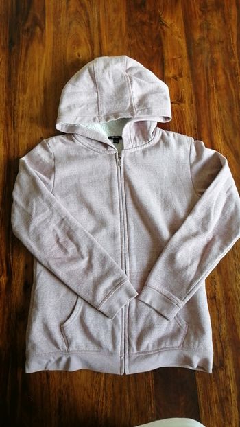 Sweat-shirt rose pâle avec de la moumoute à l intérieur