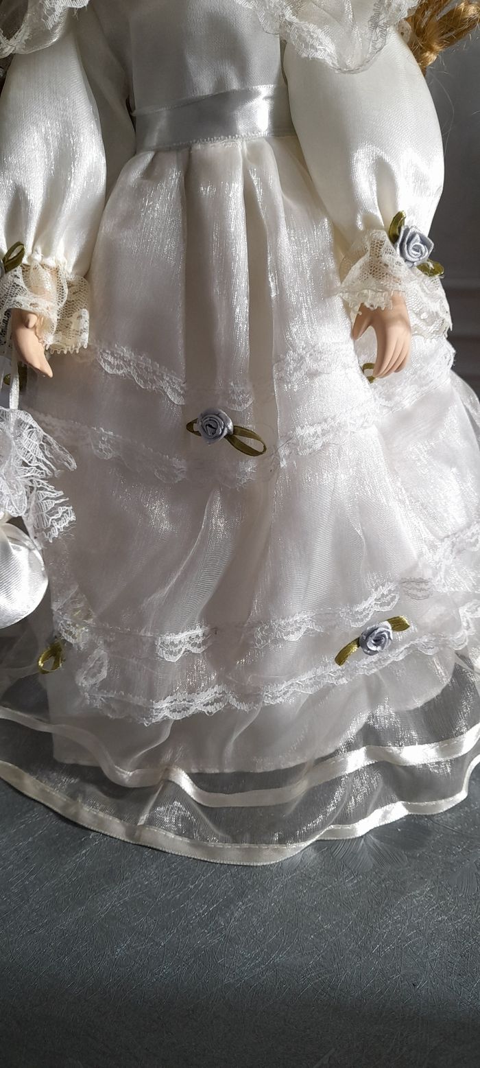 Poupée en porcelaine - photo numéro 4