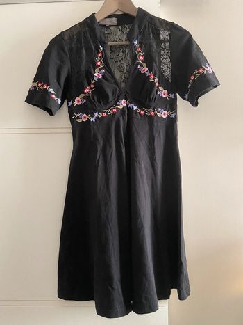 Robe dentelle et broderie fleurs noir