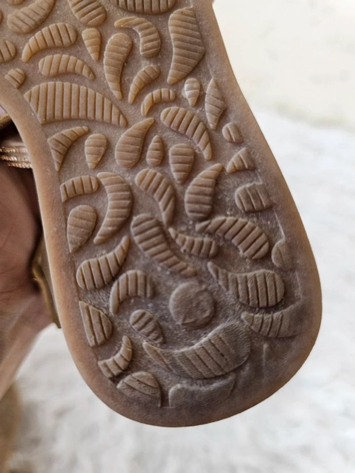 Sandales couleur or avec strass taille 25 - photo numéro 17