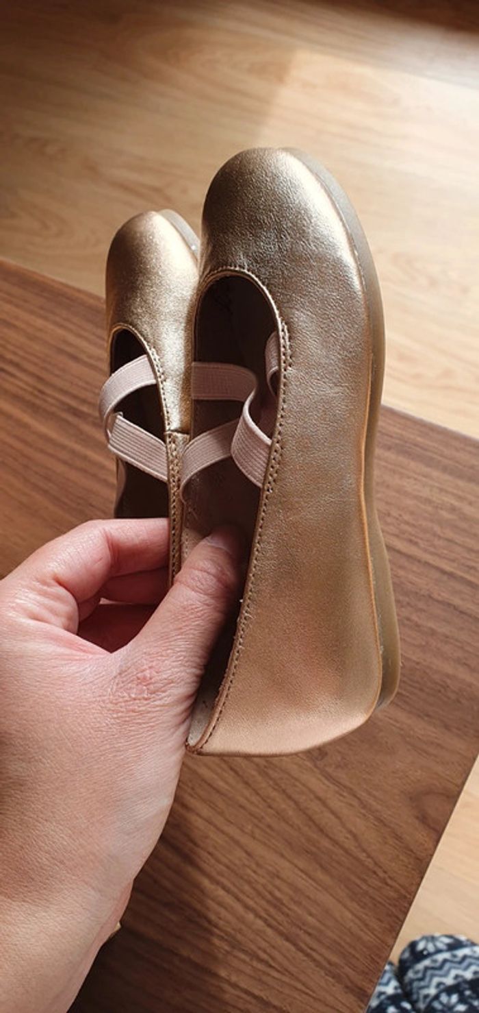 Sapato dourado tamanho 28 - photo numéro 3