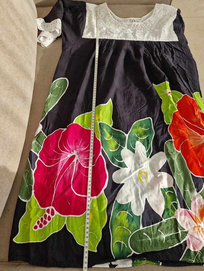 Robe polynésienne noire fleurie avec détail dentelle - photo numéro 9