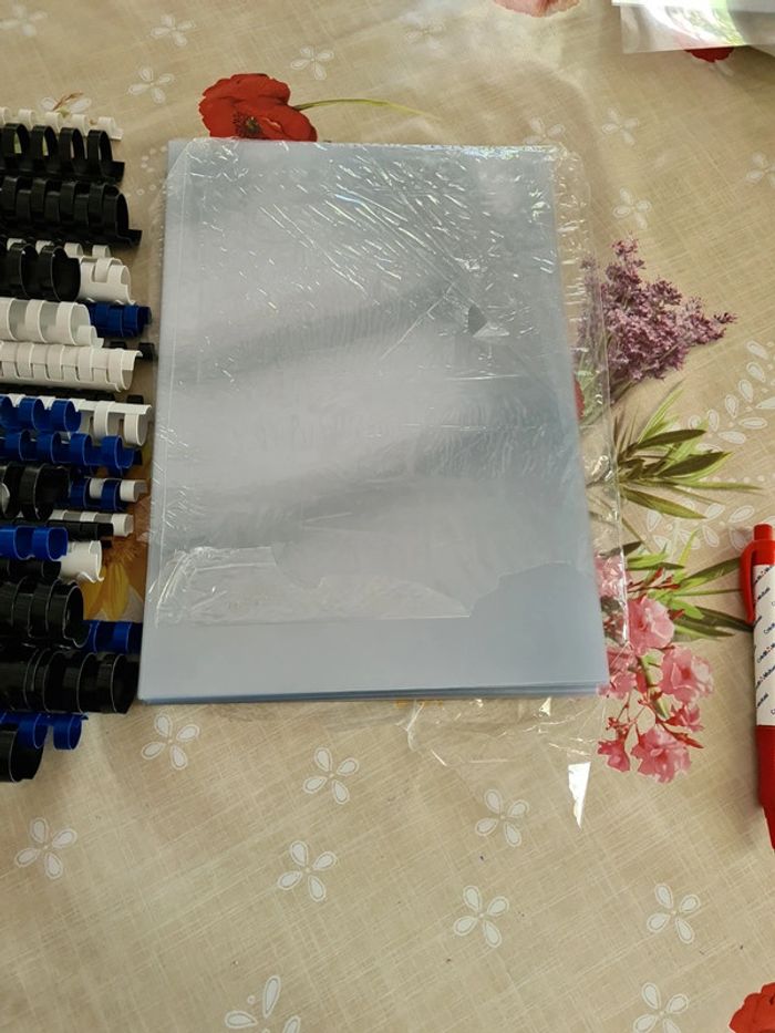 Lot de 45 reliures plastique,et 60 feuilles transparentes - photo numéro 3