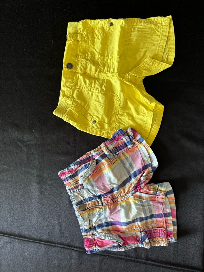 Lot 2 shorts 18 mois jaune et rayures roses