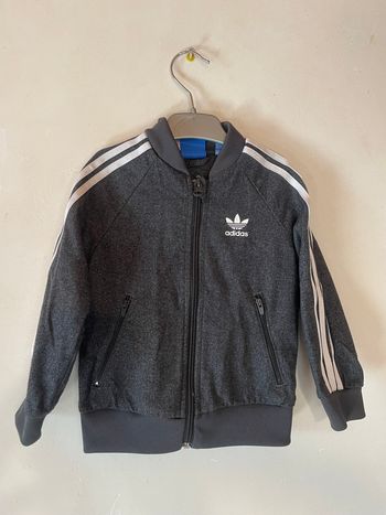 Veste Adidas bébé 🖤 18/24 mois – Gris chiné & bandes blanches