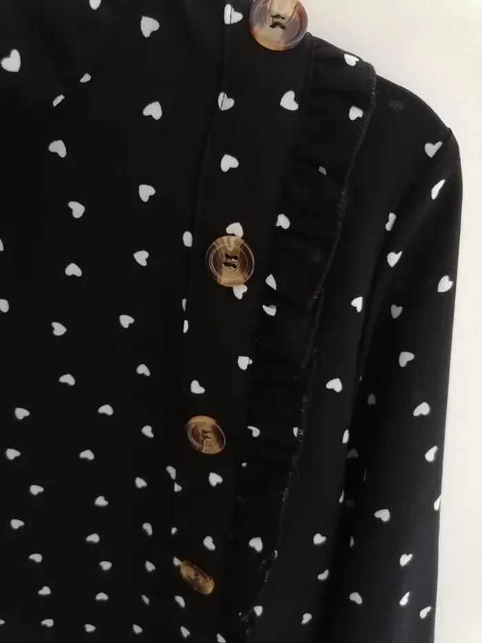 Chemise/blouse à manches longues, noir à coeurs - Taille M - photo numéro 2