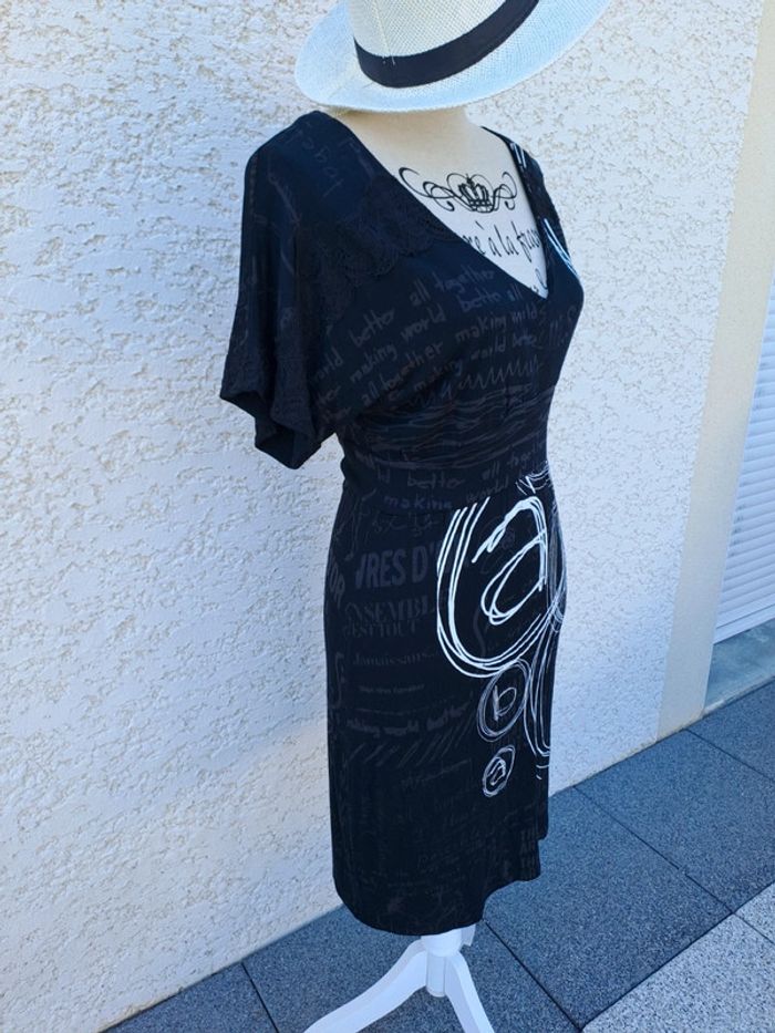 Robe été noire et blanche Desigual t. S décolleté V - photo numéro 4