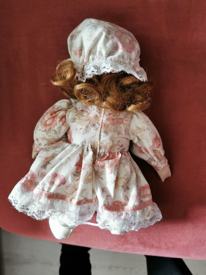 Petite poupée en porcelaine - photo numéro 2