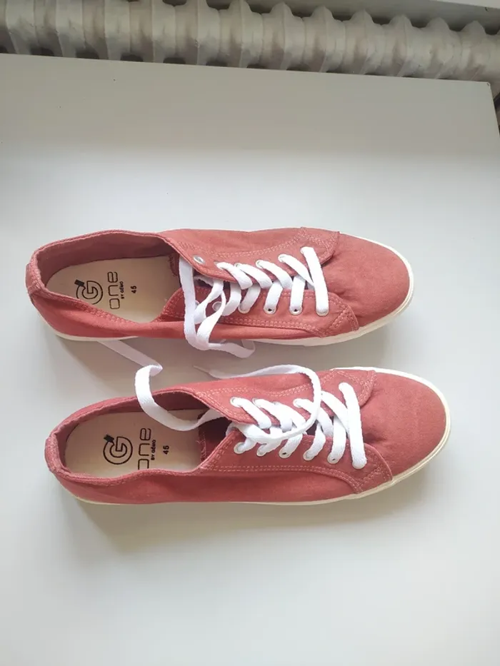 Paire de chaussures de ville (baskets) neuve pour hommes taille 45 - photo numéro 3