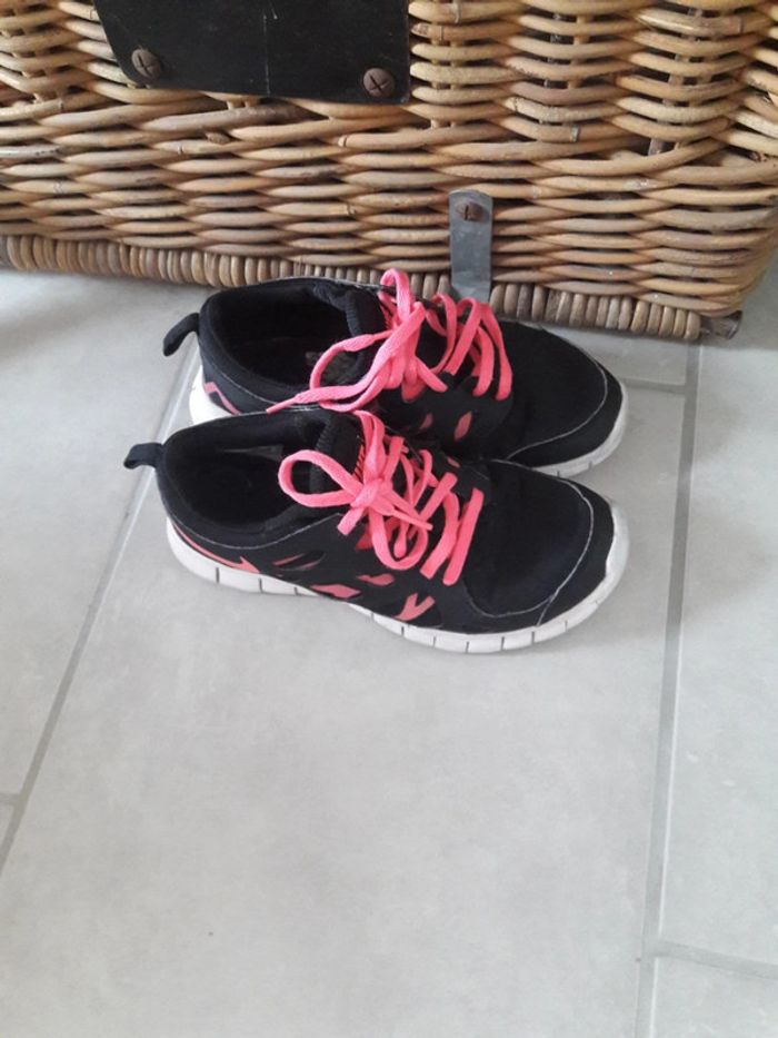 Basket Nike 36.5 noire et rose bon état - photo numéro 2