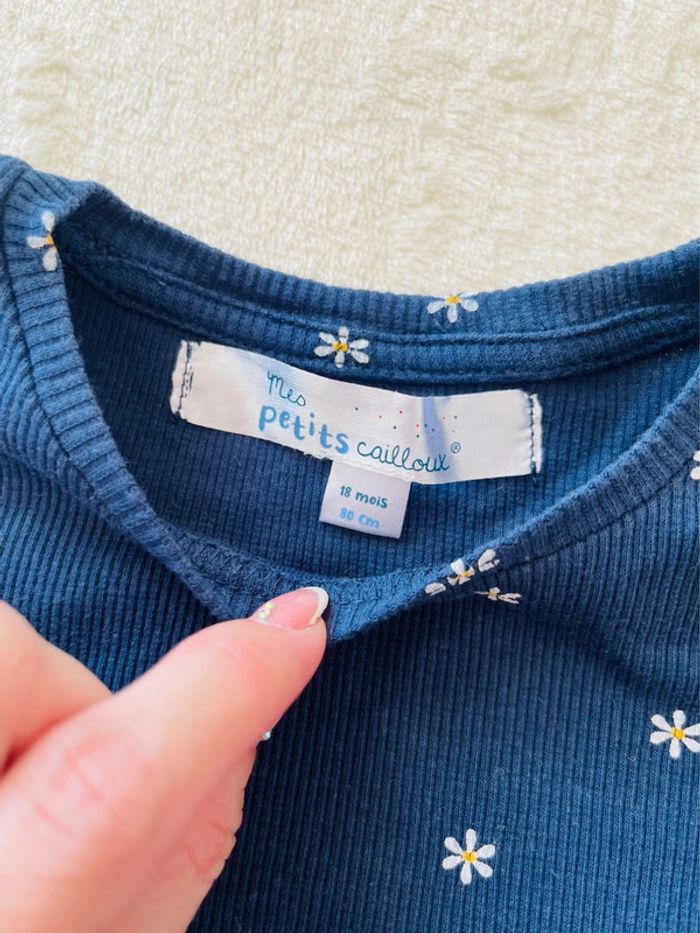 Tee shirt / haut manche longue avec petites marguerites dessus 18 mois 80cm Les petits cailloux - photo numéro 3