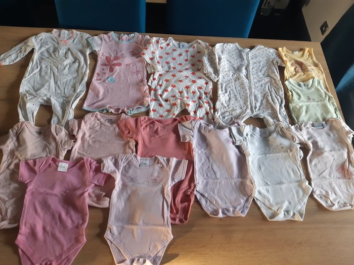 Lot pyjamas et bodies 12 mois